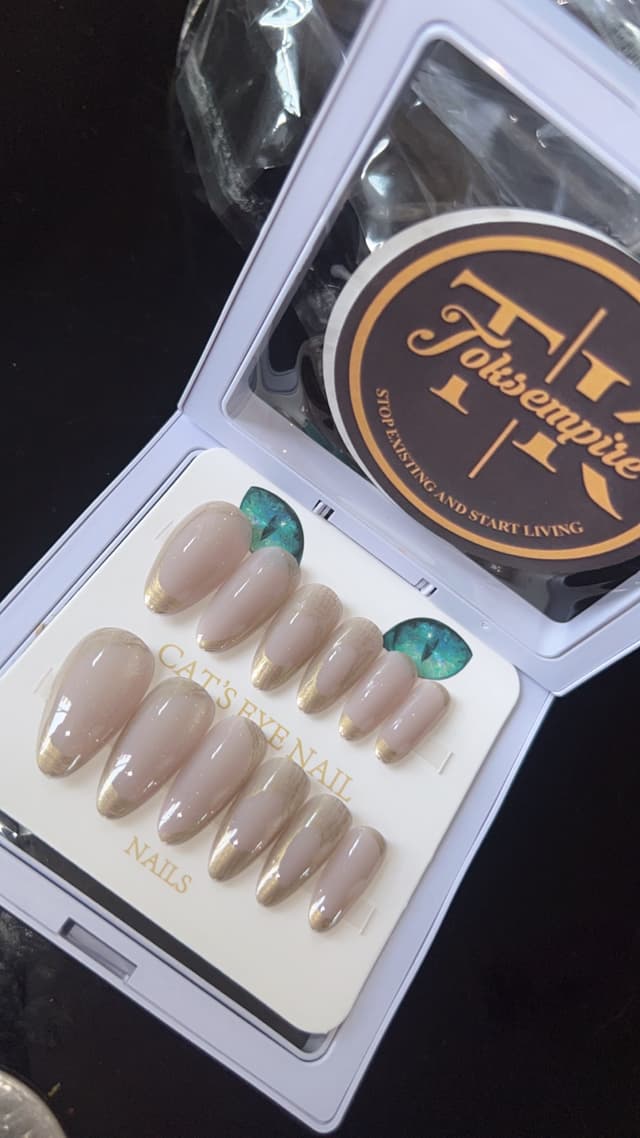 Press on nails